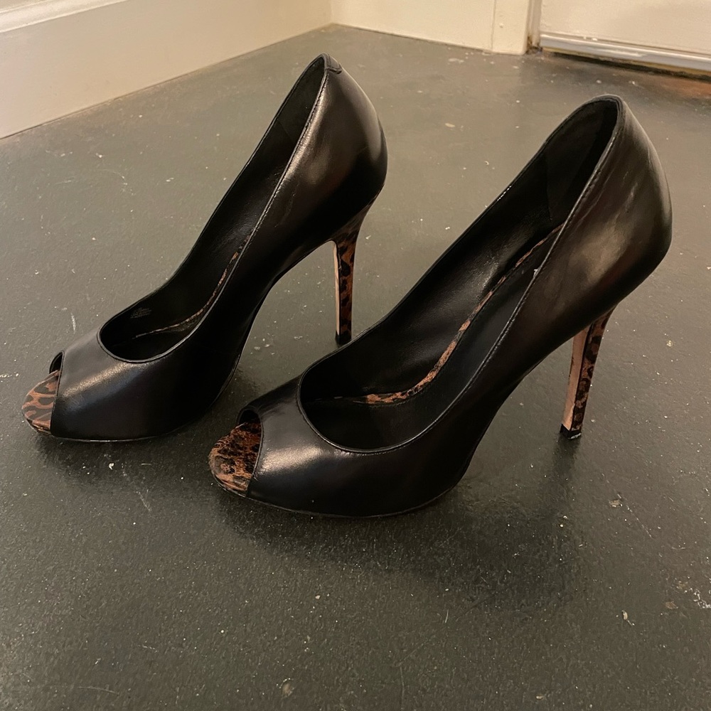 💁Saks Fifth Avenue leather shoes - Size 8 M 😎